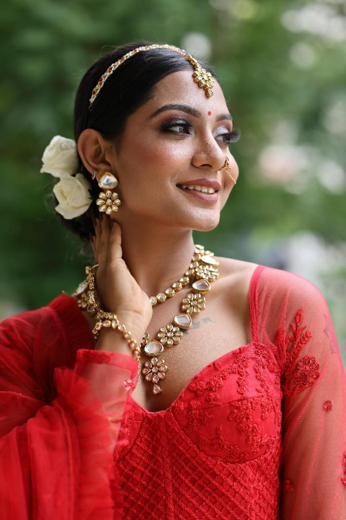 Outdoor bridal portrait in red with soft luminous makeup by Nensi